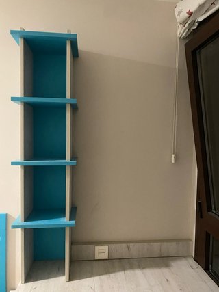 Mueble y mesas azules y blancos