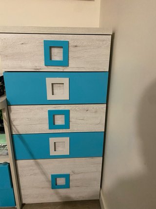 Mueble y mesas azules y blancos