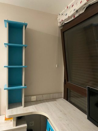 Mueble y mesas azules y blancos