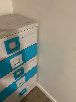 Mueble y mesas azules y blancos