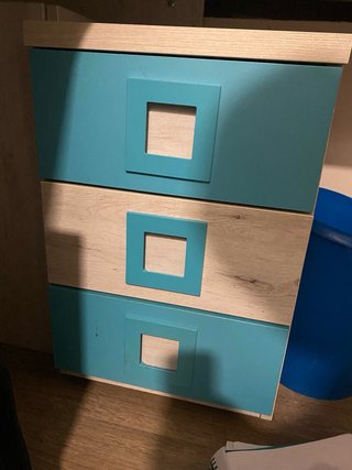 Mueble y mesas azules y blancos