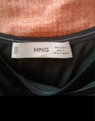 Camiseta Mango Negra con Plumas
