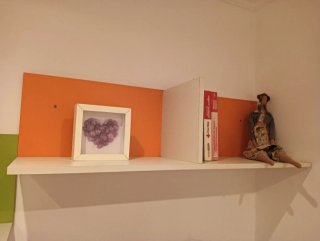 Mesita de noche con estantes y cajones