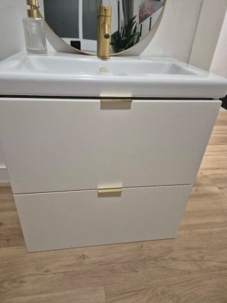 Mueble baño lavabo espejo y grifo dorado