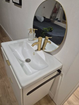 Mueble baño lavabo espejo y grifo dorado