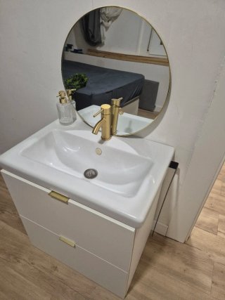Mueble baño lavabo espejo y grifo dorado