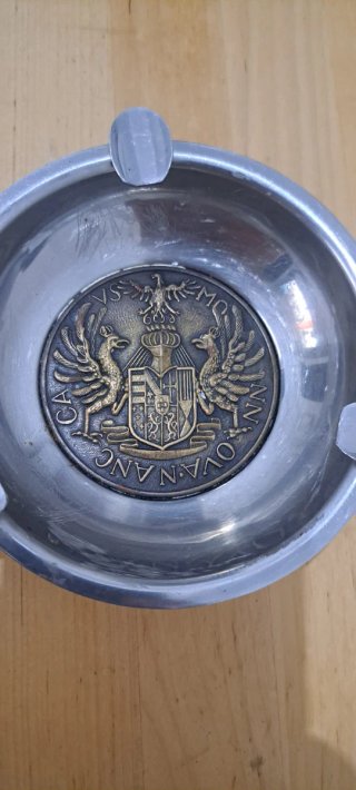 Cenicero metálico con escudo