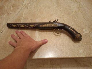 Pistola antigua decorativa