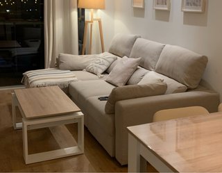 Sofá y mesa auxiliar beige/marrón