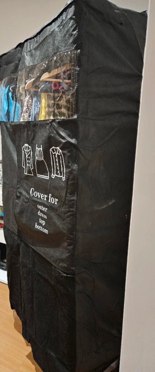 Perchero con funda para ropa