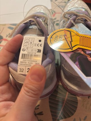 Zapatillas Frozen con luces T32 nuevas