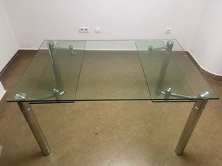 Mesa de cristal y metal extensible