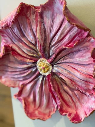 Flor de arcilla artesanal rosa y dorada