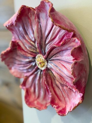 Flor de arcilla artesanal rosa y dorada