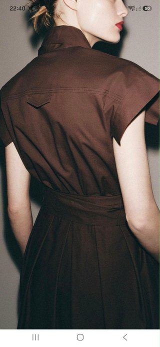vestido plisado de popelina
