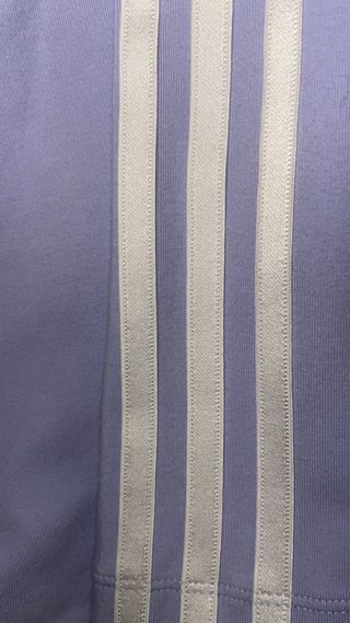 Adidas Shorts Morados con Rayas Blancas