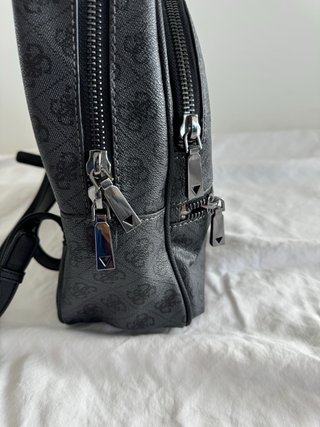 Mini mochila Guess negra · monogram