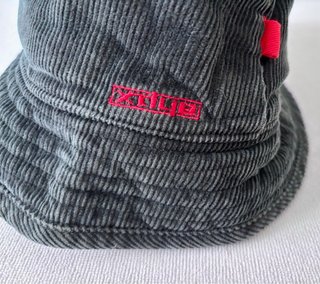 Gorro bucket Pull&Bear azul grisáceo.