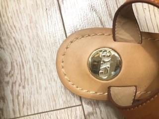 Sandalias planas de mujer con tiras y adornos