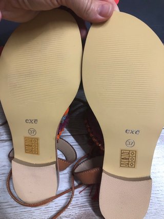 Sandalias planas de mujer con tiras y adornos