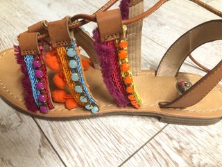 Sandalias planas de mujer con tiras y adornos