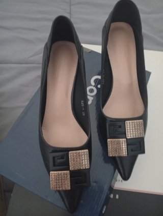 Zapatos de tacón negros con detalle dorado