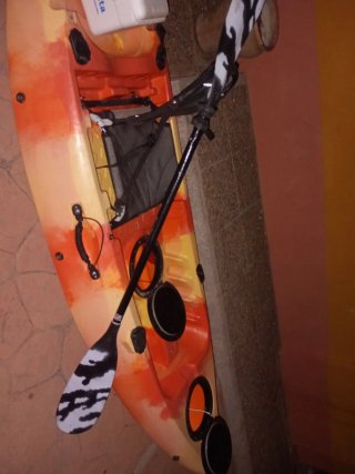 Kayak naranja y amarillo con remo
