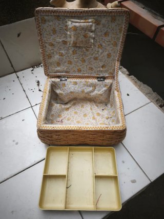 Costurero antiguo de mimbre y madera