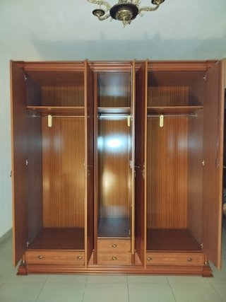 Armario de madera con espejo
