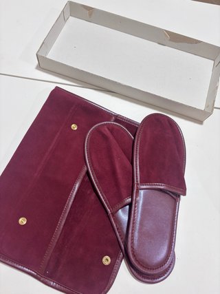 Pantuflas de piel burdeos