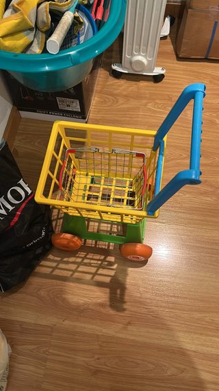 Carrito de compras de juguete y cesta.