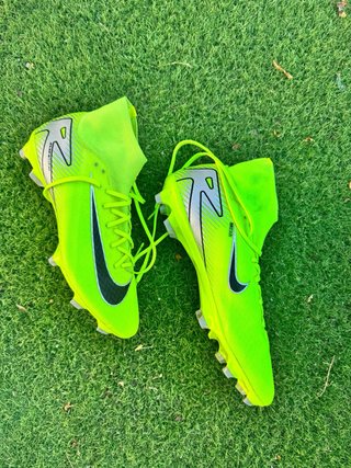 Botas de fútbol Nike verdes y negras