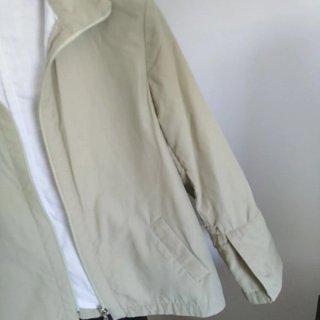 Cazadora de cremallera  muy ligera pero la talla L