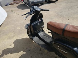 Vespa Scooter Negra y Marrón