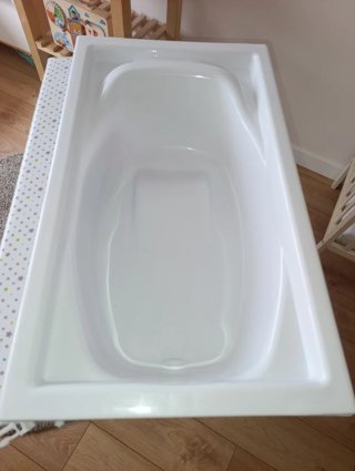 Cambiador de bebé con bañera