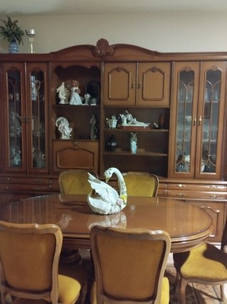 Comedor completo: mesa, 6 sillas y estantería