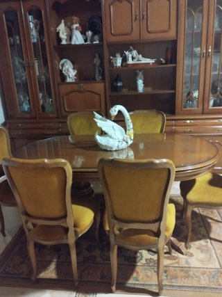 Comedor completo: mesa, 6 sillas y estantería