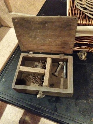 Caja de madera antigua hecha a mano