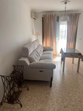 Sofá de tela beige y gris