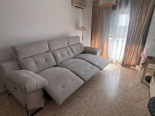 Sofá de tela beige y gris