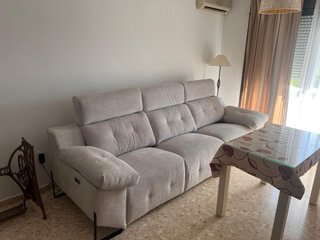 Sofá de tela beige y gris
