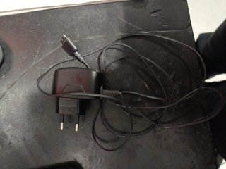 Móvil LG antiguo con cargador Funcionando