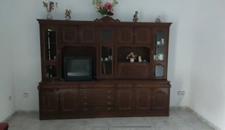 Mueble de salón con TV y vitrinas