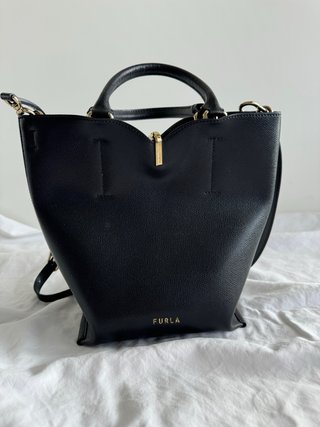 Bolso Furla de piel negro · tipo saco · asas de ma