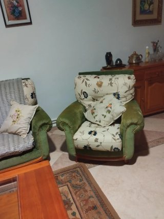 Sofá y dos sillones, mesa de centro