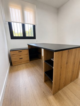 Mesa de escritorio madera rústica y negro