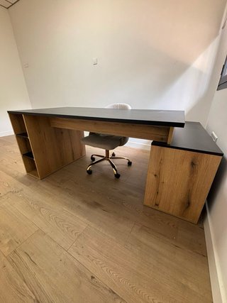 Mesa de escritorio madera rústica y negro