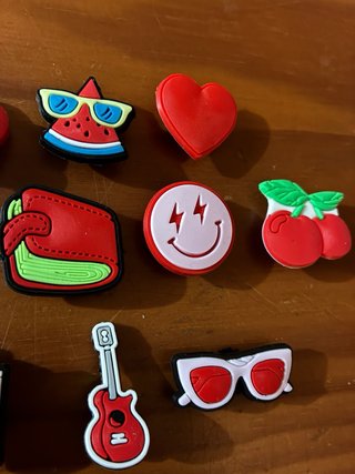 10 Charms. Pines para Crocs rojos