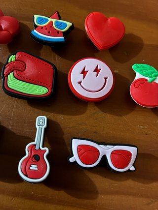 10 Charms. Pines para Crocs rojos