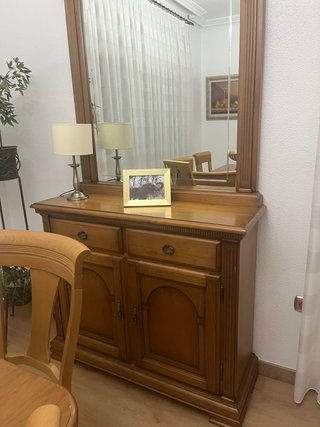 Comedor madera y sofá